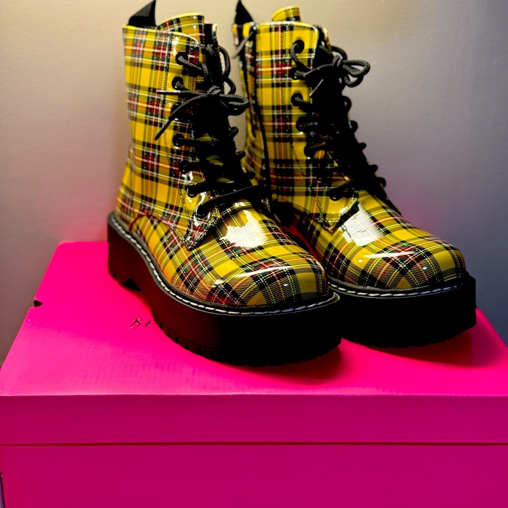 Betsey Johnson Combat Boot 9 wide